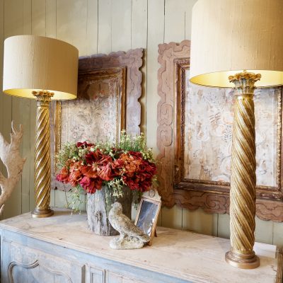 Paire de lampes colonnes baroques torsadées feuille d'or + AJ soie – Image 9
