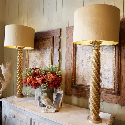Paire de lampes colonnes baroques torsadées feuille d'or + AJ soie – Image 3