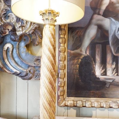 Paire de lampes colonnes baroques torsadées feuille d'or + AJ soie – Image 10