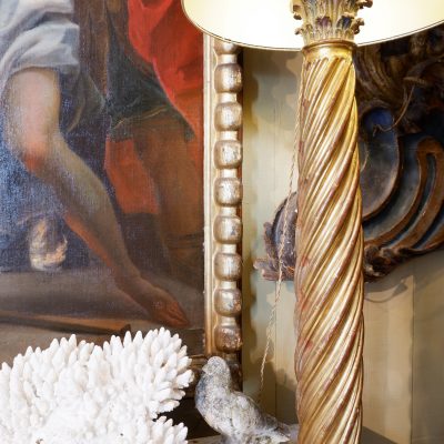Paire de lampes colonnes baroques torsadées feuille d'or + AJ soie