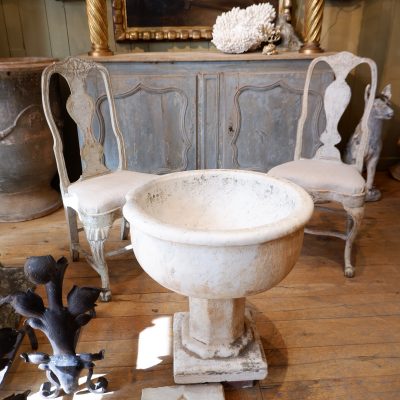 Standing fountain basin in white marble from the Granada region