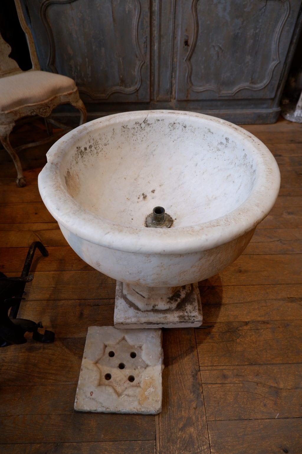 Bassin de fontaine sur pied en marbre blanc région de Grenade – Image 3