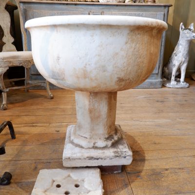 Standing fountain basin in white marble from the Granada region