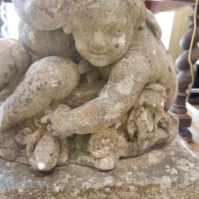 Groupe d’enfants qui jouent en pierre sculptée XVIIIe