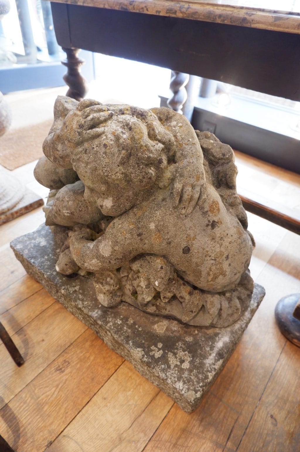 Group of children playing in carved stone from the 18th century - Image 4