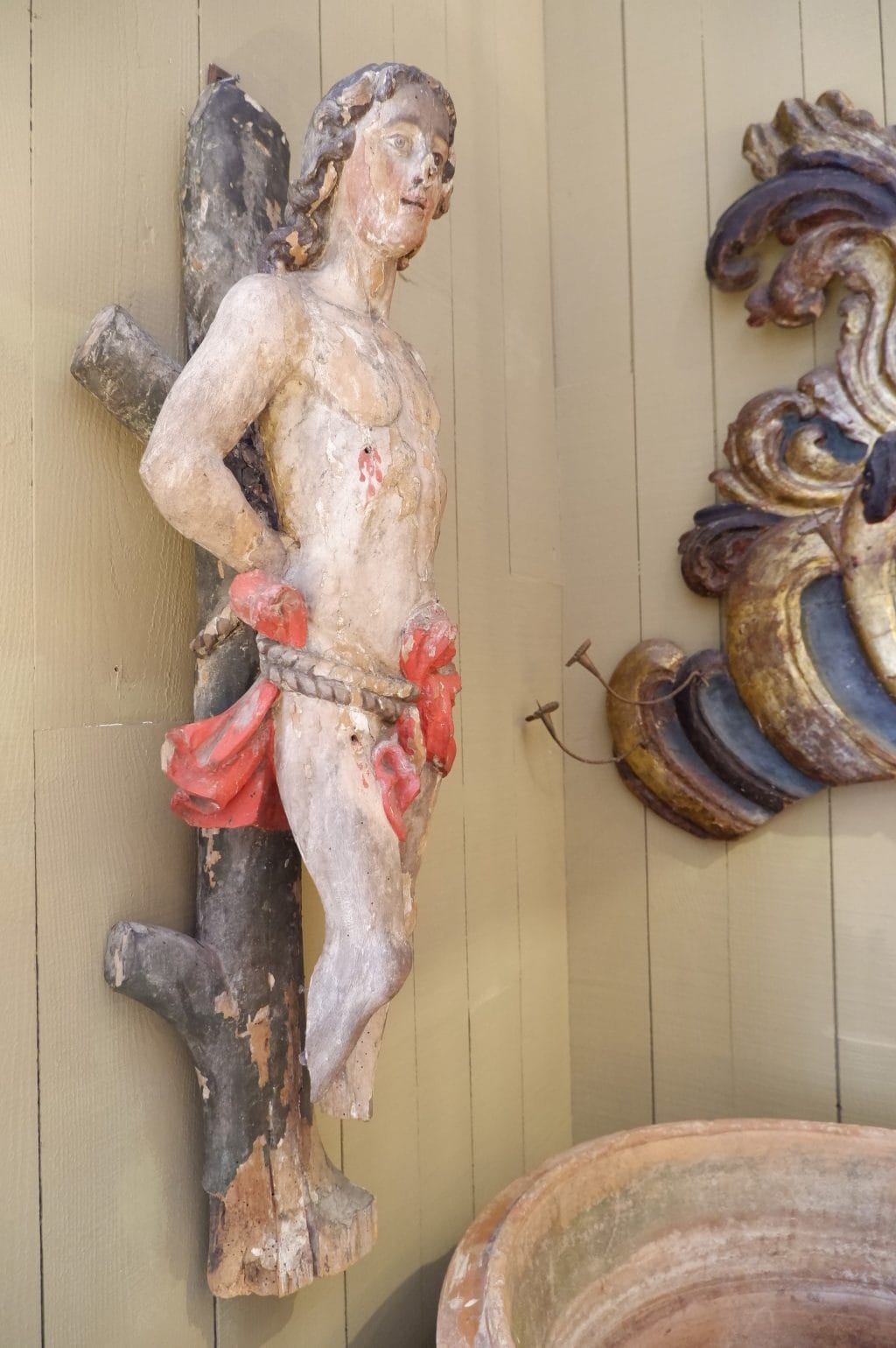 Grande sculpture de St Sébastien en bois polychrome  XVIIe – Image 4