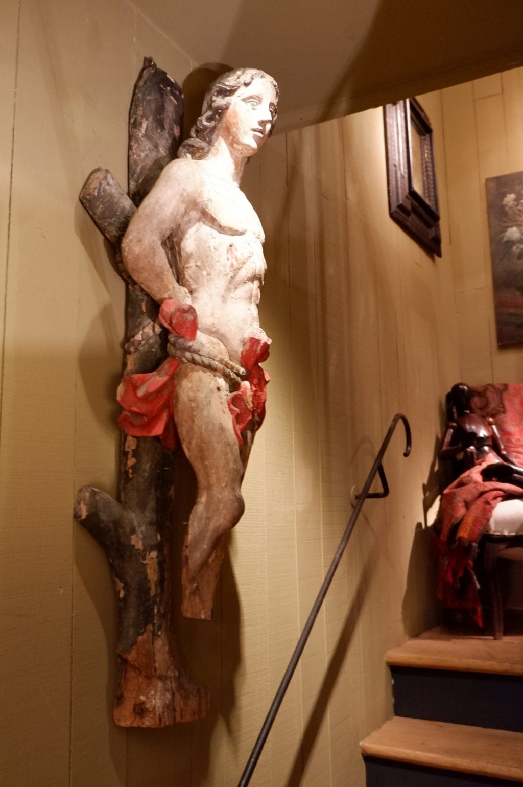 Grande sculpture de St Sébastien en bois polychrome  XVIIe – Image 2