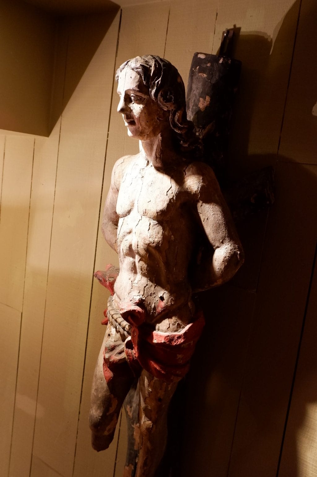 Grande sculpture de St Sébastien en bois polychrome  XVIIe – Image 6