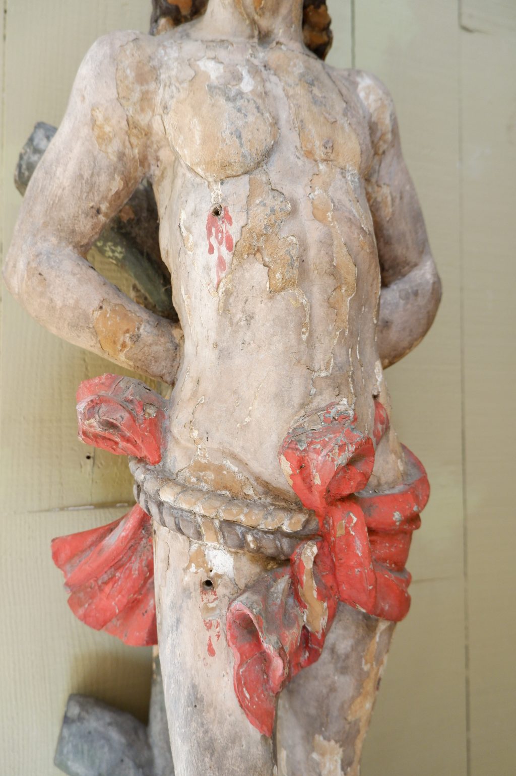 Grande sculpture de St Sébastien en bois polychrome  XVIIe – Image 3