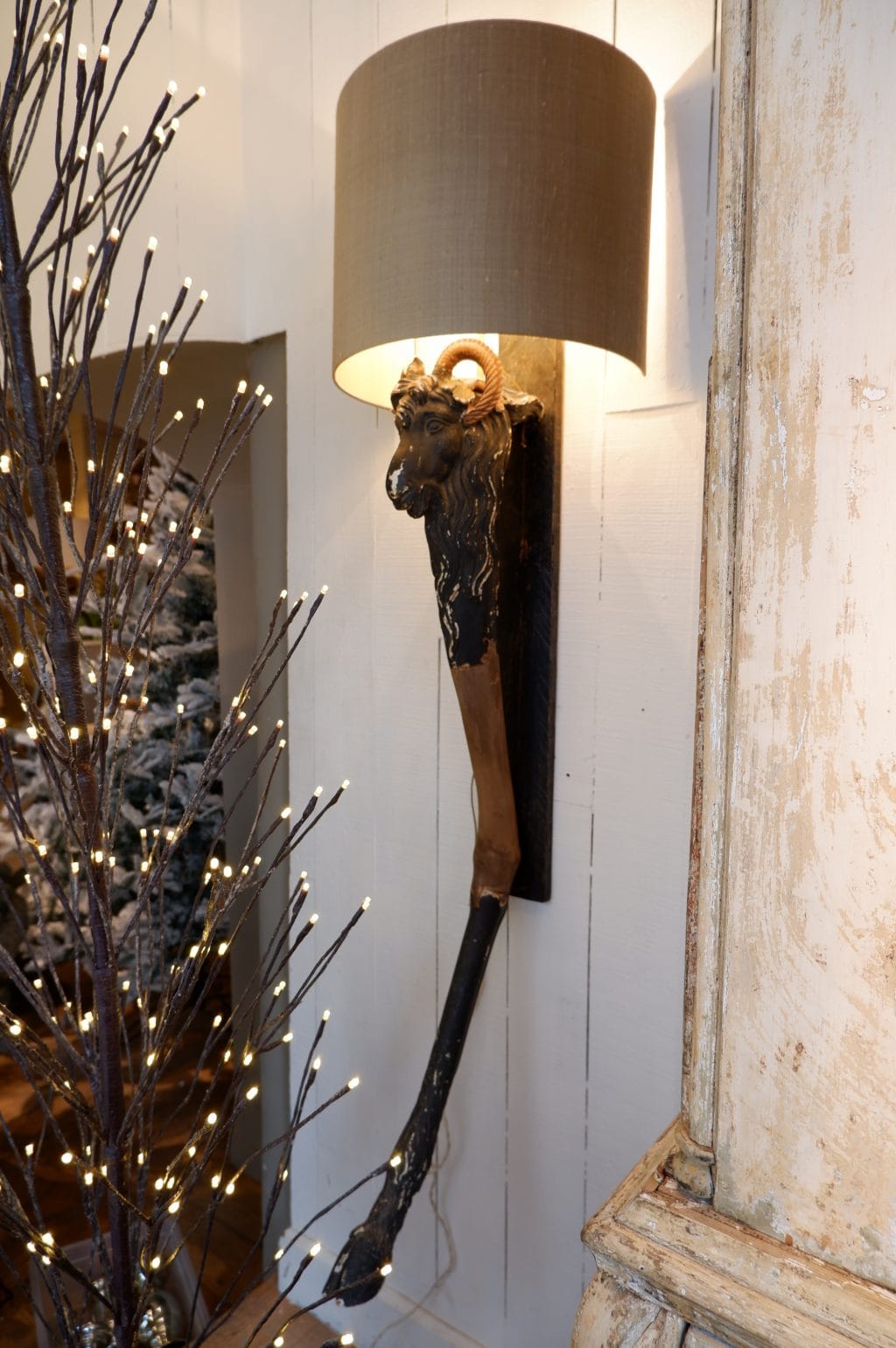 Paire de grandes appliques têtes de chèvre en bois sculpté XIXe+ aj écrans en soie – Image 2