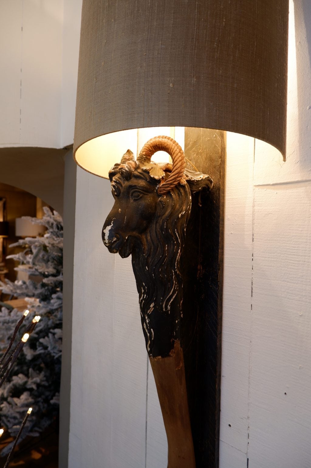Paire de grandes appliques têtes de chèvre en bois sculpté XIXe+ aj écrans en soie – Image 3