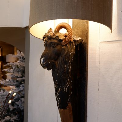 Paire de grandes appliques têtes de chèvre en bois sculpté XIXe+ aj écrans en soie – Image 3