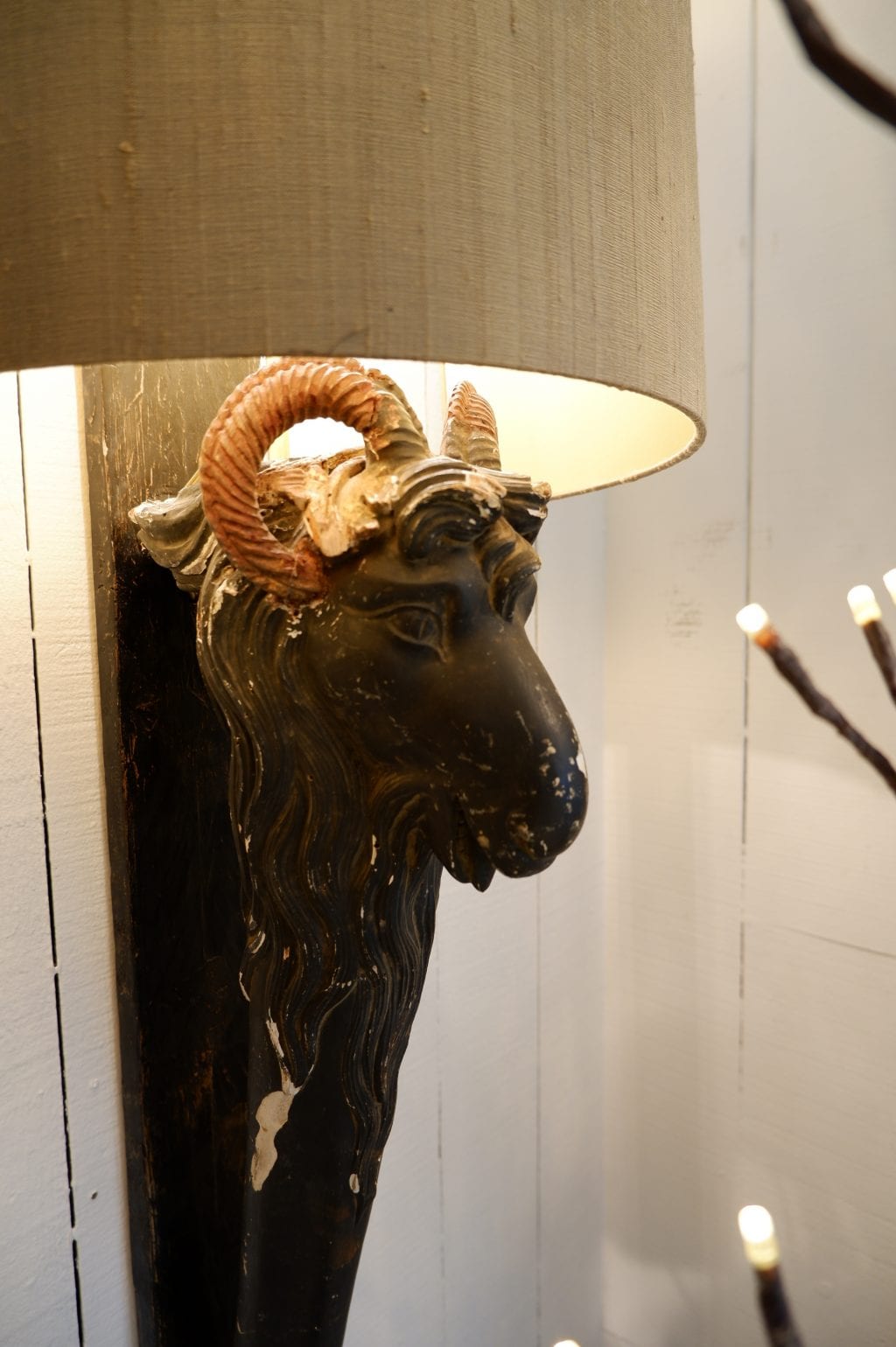 Paire de grandes appliques têtes de chèvre en bois sculpté XIXe+ aj écrans en soie – Image 6