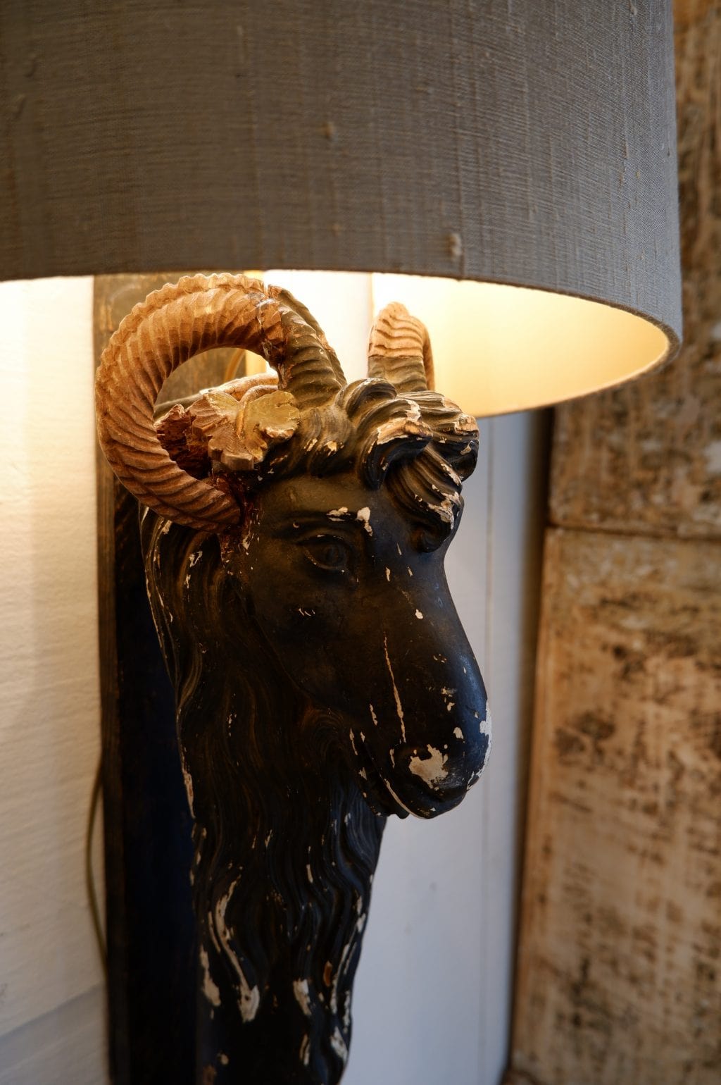 Paire de grandes appliques têtes de chèvre en bois sculpté XIXe+ aj écrans en soie