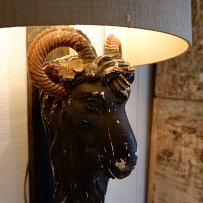 Paire de grandes appliques têtes de chèvre en bois sculpté XIXe+ aj écrans en soie