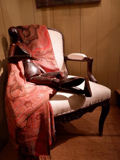 Elégant fauteuil Louis XV à dossier plat patine noire  – France ca.1720