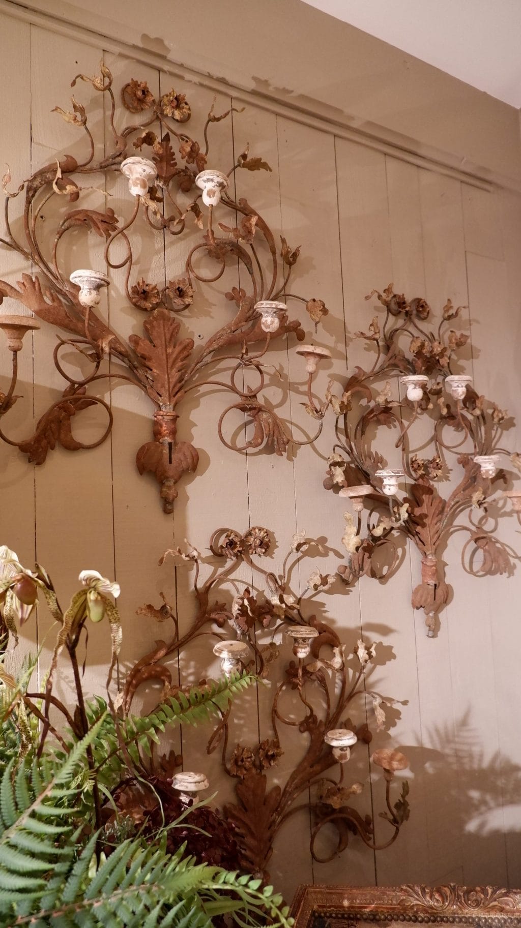 Suite of 3 iron sconces with acanthus leaves - Italy Ca.1880 - Image 3