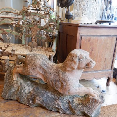 Chien en granit rose sculpté – Angleterre fin XIXe