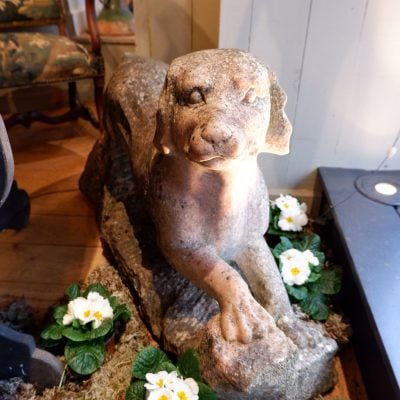 Chien en granit rose sculpté – Angleterre fin XIXe