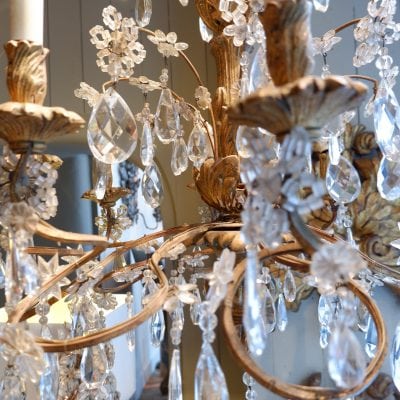 Lustre en métal patine bronze à volutes et pendants de verre fin XIXe – Image 2