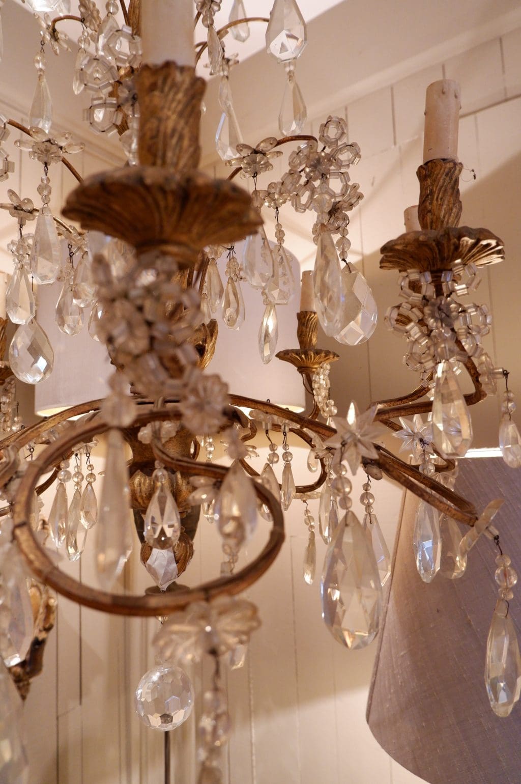Lustre en métal patine bronze à volutes et pendants de verre fin XIXe – Image 5