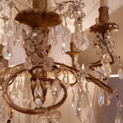 Lustre en métal patine bronze à volutes et pendants de verre fin XIXe – Image 5