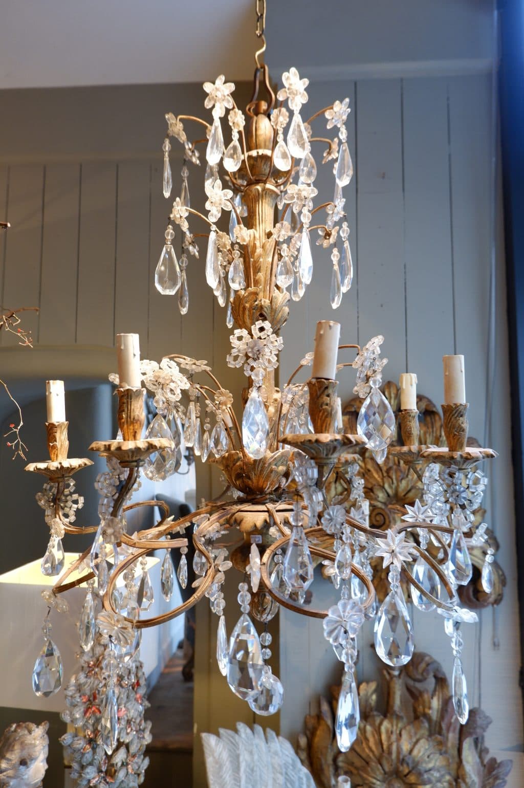 Lustre en métal patine bronze à volutes et pendants de verre fin XIXe