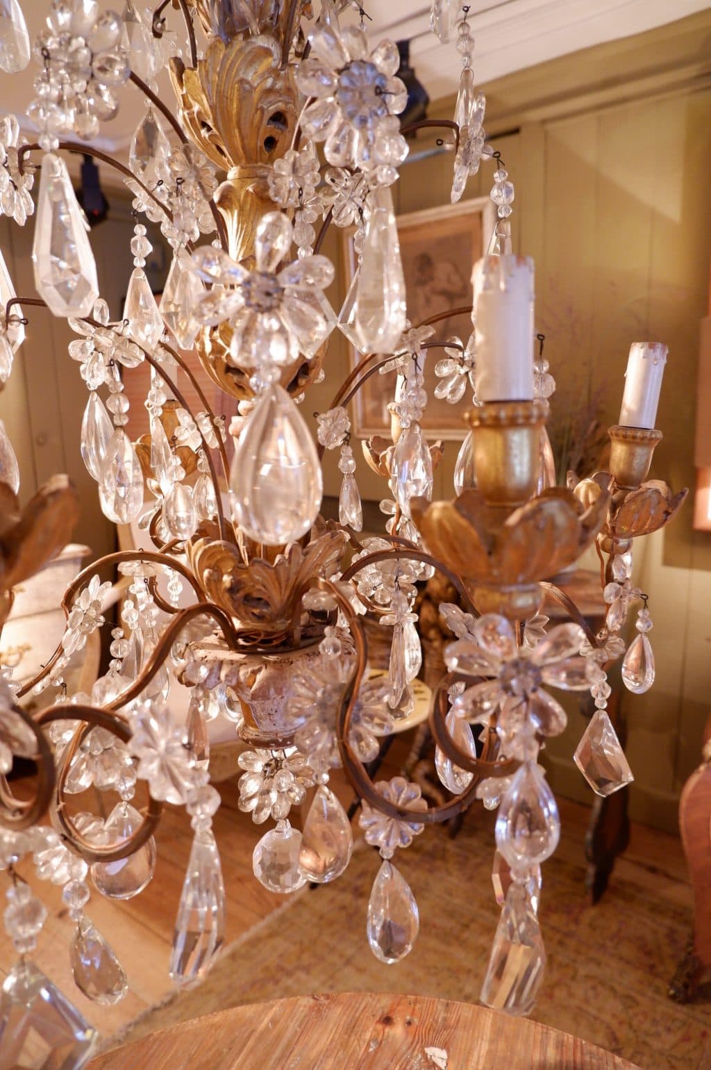 Lustre en métal patine bronze à volutes et pendants de verre fin XIXe – Image 9