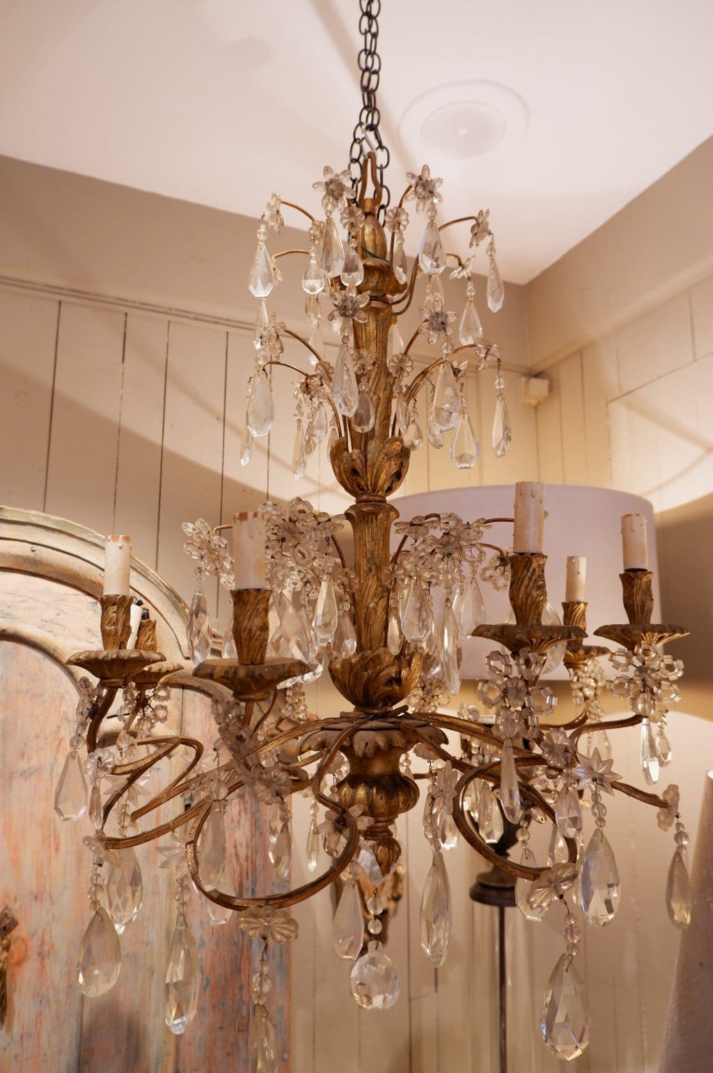 Lustre en métal patine bronze à volutes et pendants de verre fin XIXe – Image 7