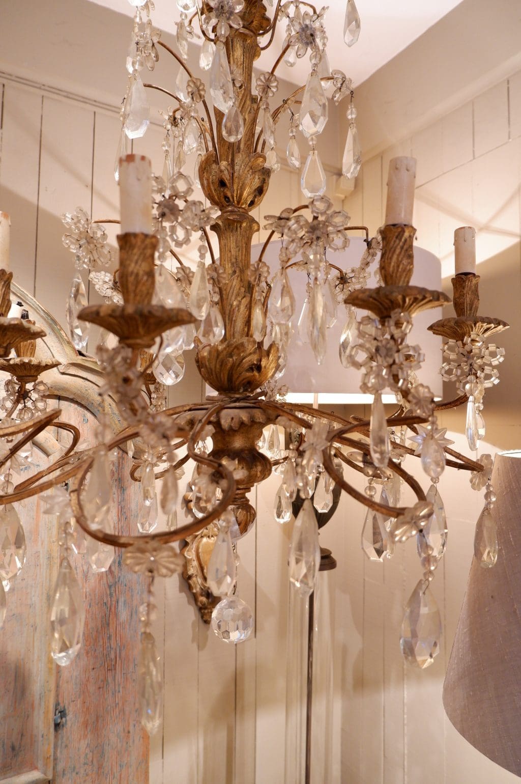 Lustre en métal patine bronze à volutes et pendants de verre fin XIXe – Image 6