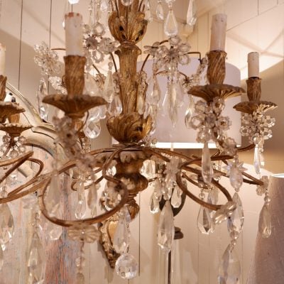 Lustre en métal patine bronze à volutes et pendants de verre fin XIXe – Image 6