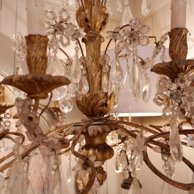 Lustre en métal patine bronze à volutes et pendants de verre fin XIXe – Image 4