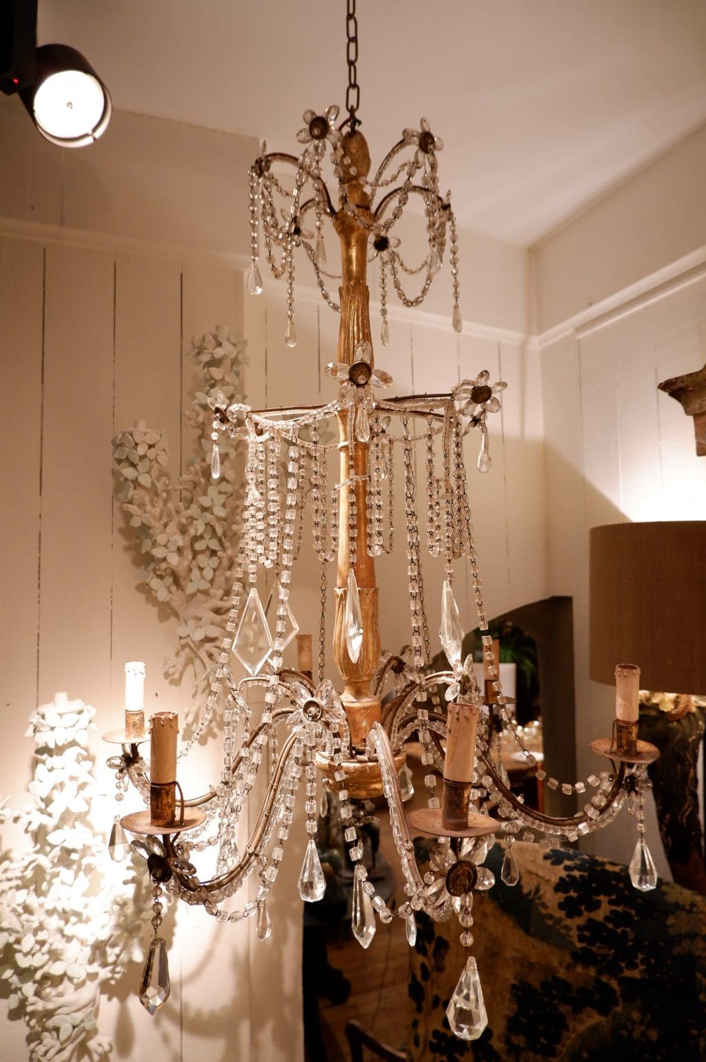 Paire de lustre Génois en bois doré et pendants de verre XIXe