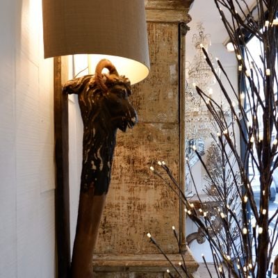 Paire de grandes appliques têtes de chèvre en bois sculpté XIXe+ aj écrans en soie – Image 5