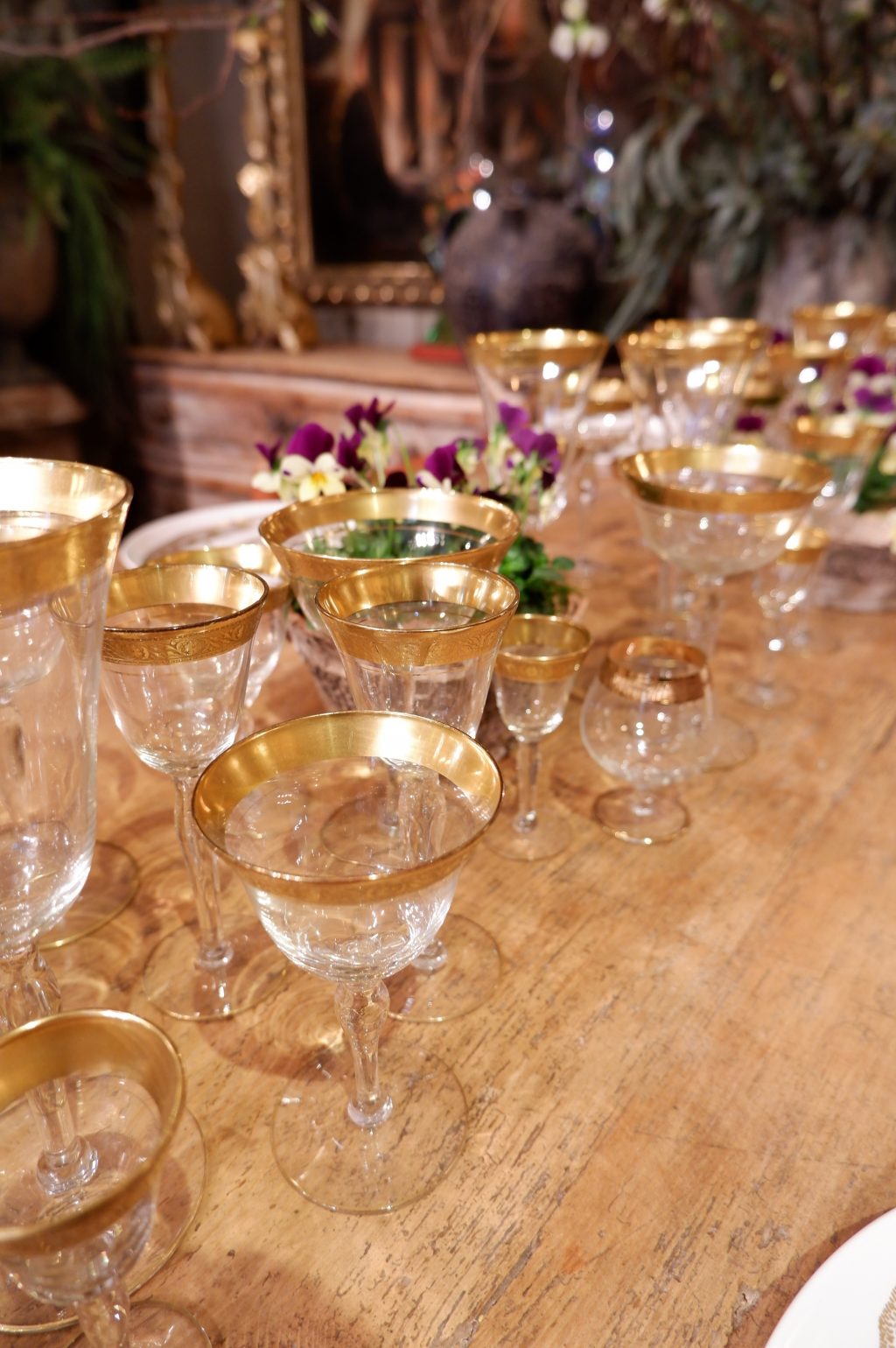 Ensemble de verres fin sur pied bord or mat guilloché - ca.1900