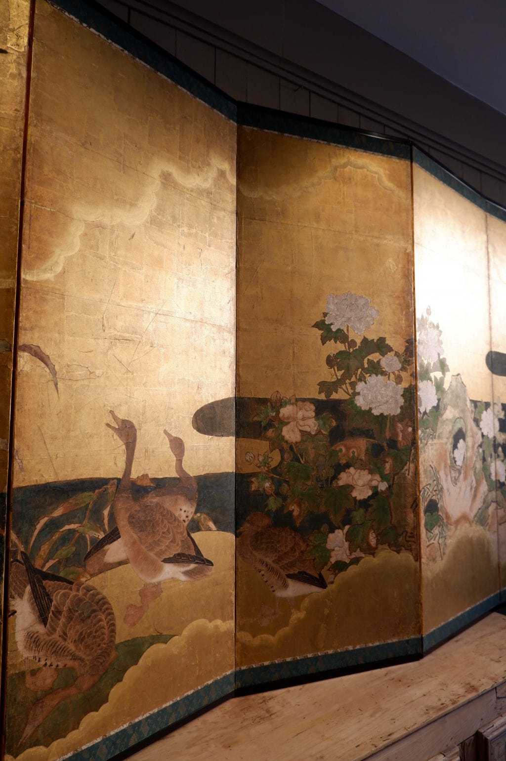 Paravent japonais à 6 feuilles - fond à la feuille d'or décor d'oies et pivoine arbustive - Période Meiji fin XIXE