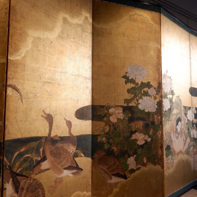 Paravent japonais à 6 feuilles - fond à la feuille d'or décor d'oies et pivoine arbustive - Période Meiji fin XIXE