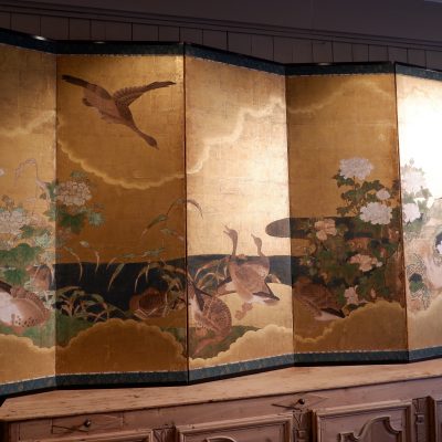 Paravent japonais à 6 feuilles - fond à la feuille d'or décor d'oies et pivoine arbustive - Période Meiji fin XIXE – Image 3