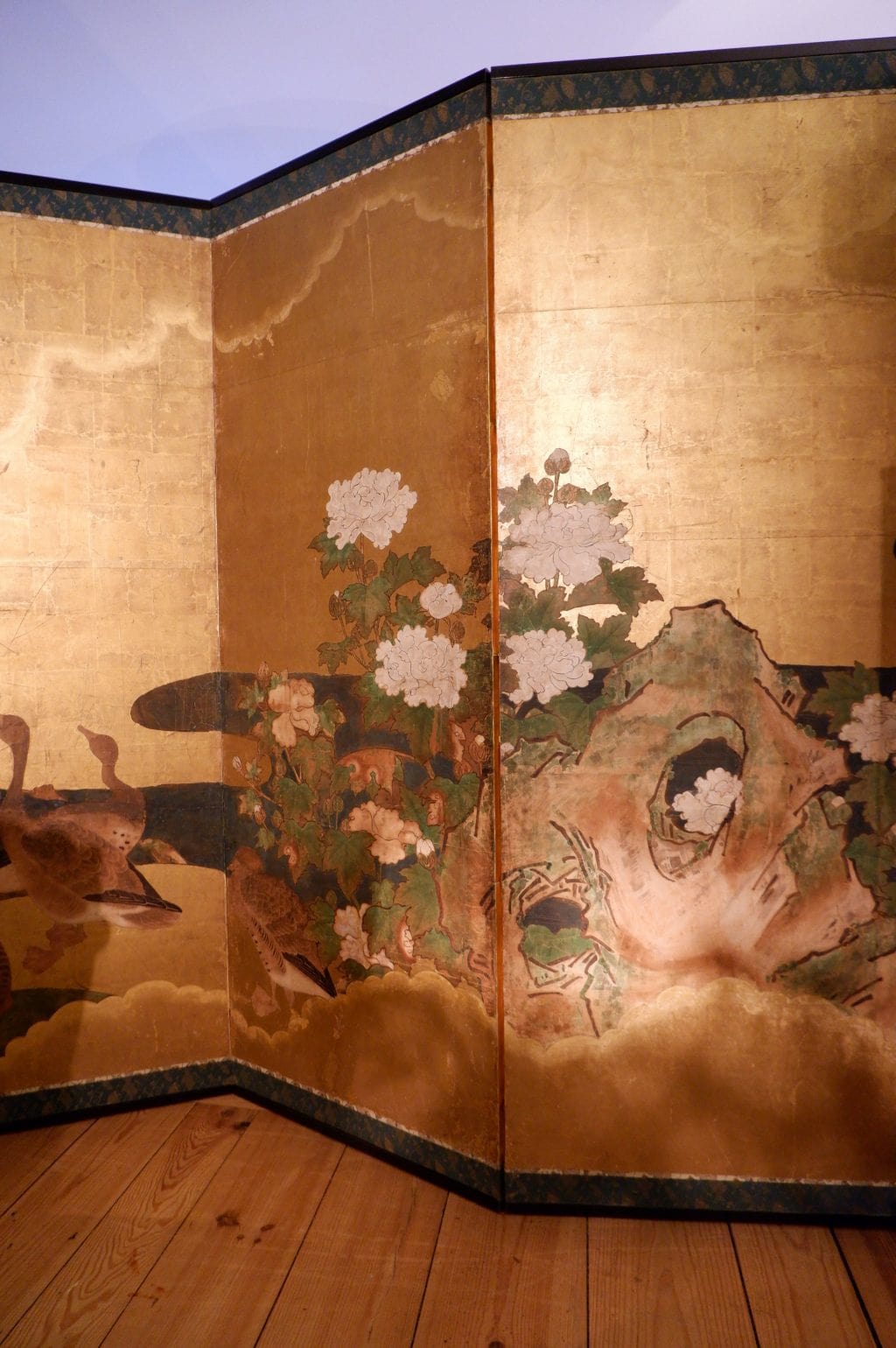Paravent japonais à 6 feuilles - fond à la feuille d'or décor d'oies et pivoine arbustive - Période Meiji fin XIXE – Image 2
