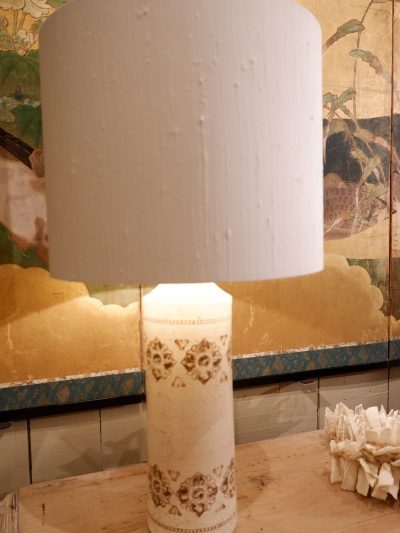 Une lampe en céramique chamotée décor fleurs brunes – ca.1960 Aj soie