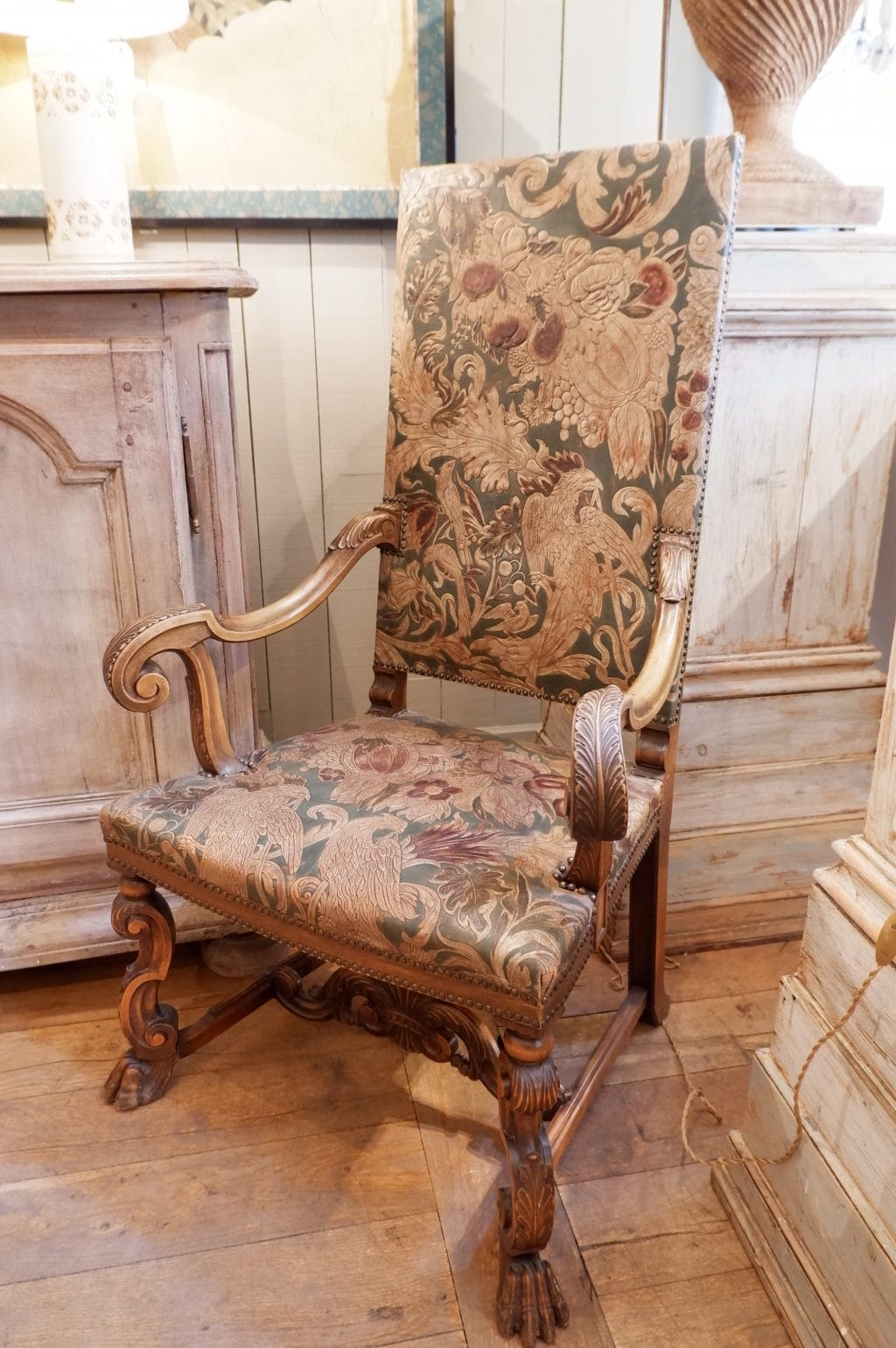 Fauteuil à haut dossier en cuir de Cordoue polychrome fin XIXe – Image 3