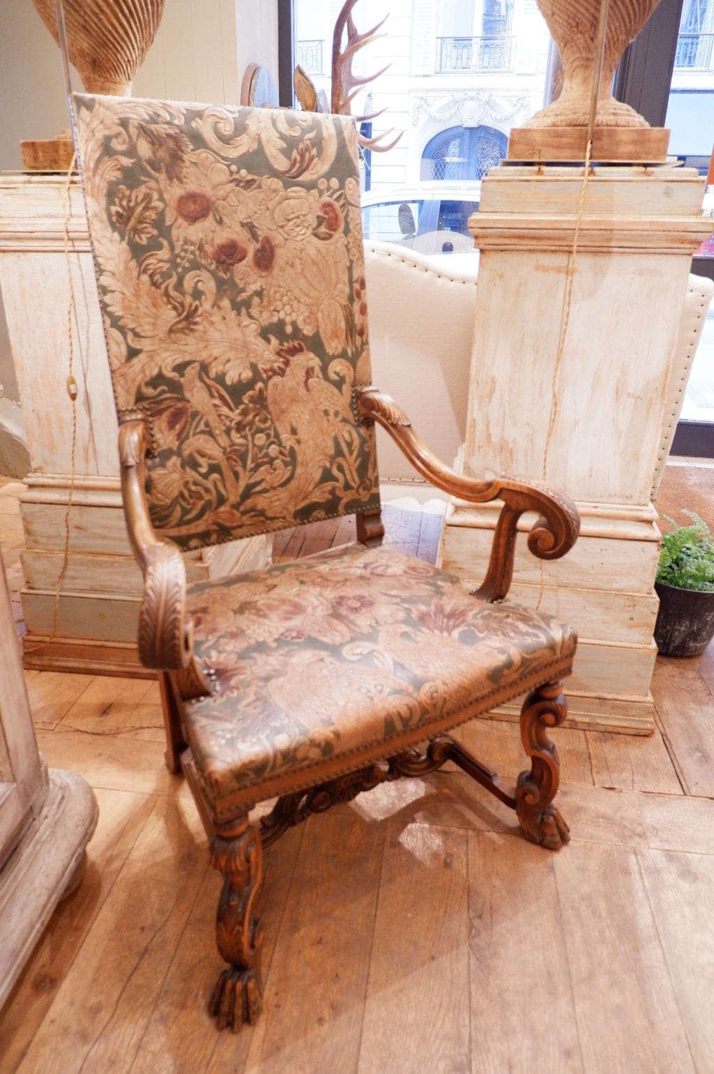 Fauteuil à haut dossier en cuir de Cordoue polychrome fin XIXe