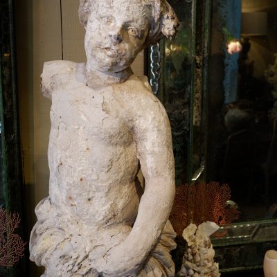 Sculpture d’un putto en terre cuite – allégorie de l’été ca.1800