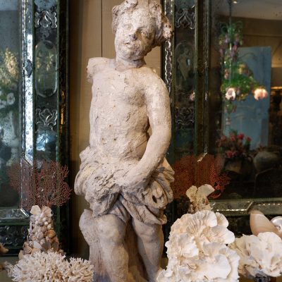 Sculpture d’un putto en terre cuite – allégorie de l’été ca.1800