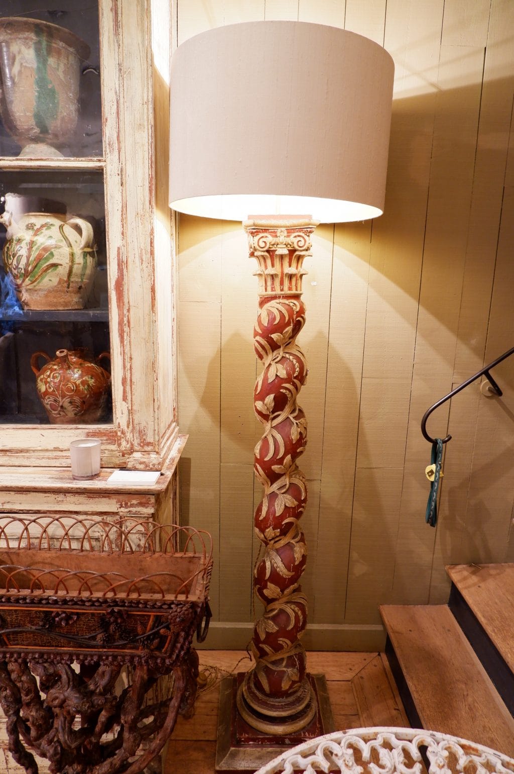 Pair of 18th-century column lamps in carved wood &quot;ears of wheat on a red background&quot; + Shades silk gold cylinder