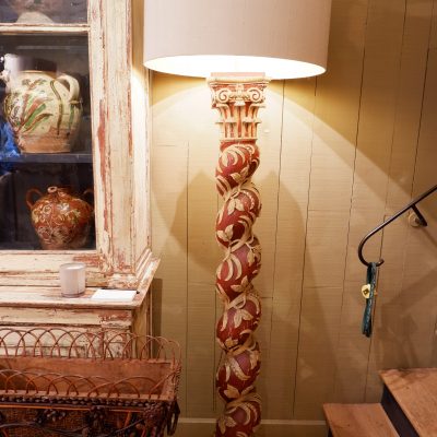 Paire de lampadaires colonnes XVIIIe en bois sculpté "épisde blé sur fond rouge" + AJ soie cylindre or