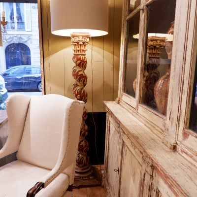 Paire de lampadaires colonnes XVIIIe en bois sculpté "épisde blé sur fond rouge" + AJ soie cylindre or – Image 5
