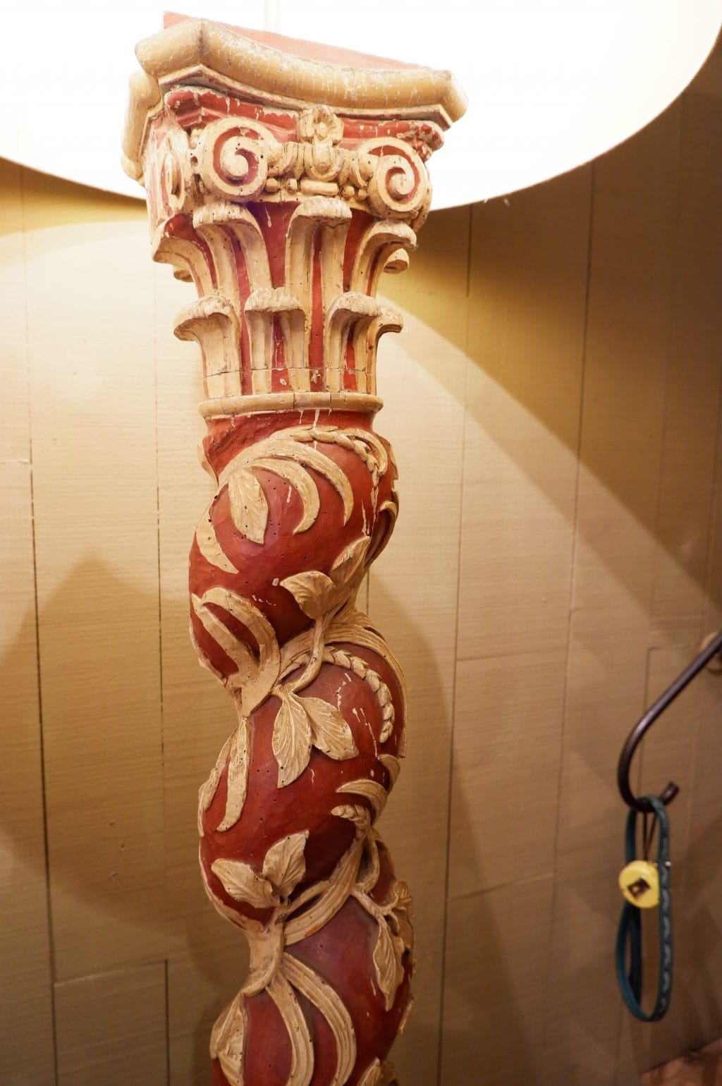 Pair of 18th century column lamps in carved wood &quot;ears of wheat on a red background&quot; + Shades silk gold cylinder - Image 2
