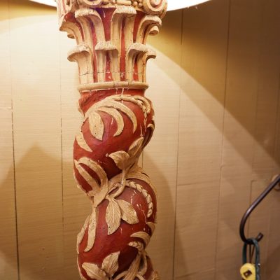 Paire de lampadaires colonnes XVIIIe en bois sculpté "épisde blé sur fond rouge" + AJ soie cylindre or – Image 2