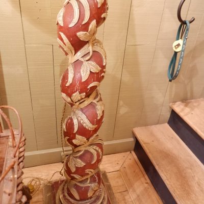 Paire de lampadaires colonnes XVIIIe en bois sculpté "épisde blé sur fond rouge" + AJ soie cylindre or – Image 6